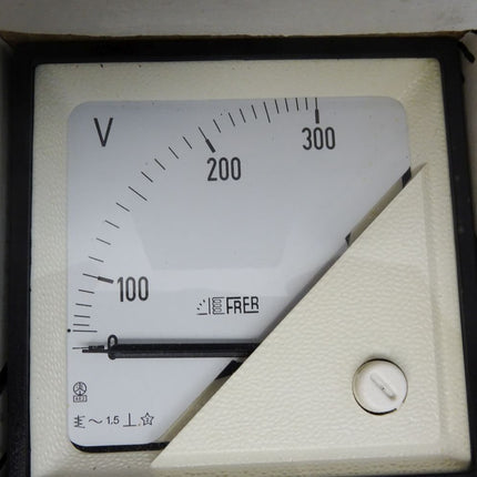 Frer Voltmeter 90° 0-300V / F72EVX300 / Neu OVP - Maranos.de