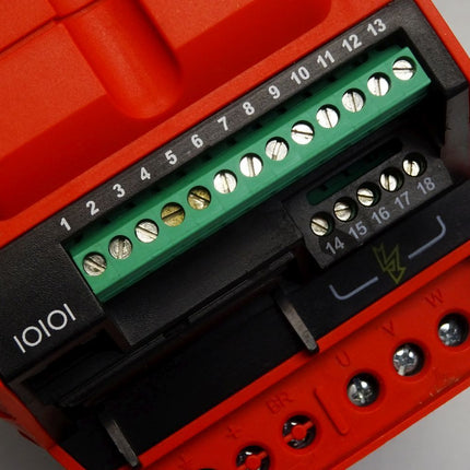 SEW Eurodrive Frequenzumrichter 18251412 MCLTPB00085A3400 0.75kW / Neuwertig - Maranos.de