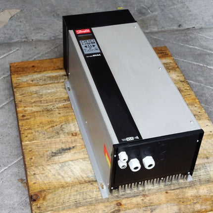 Danfoss 175Z7056 VLT6027HT4C54STR3DLF00A00C0 Frequenzumrichter VLT6000 HVAC 18.5kW - Maranos.de
