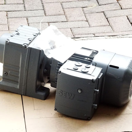 SEW Eurodrive Getriebemotor R67 DRE90M4BE2/MSW/CK0/TF R67DRE90M4BE2/MSW/CK0/TF 1420/20r/min 1.1kW i69.75 Unbenutzt - Maranos.de