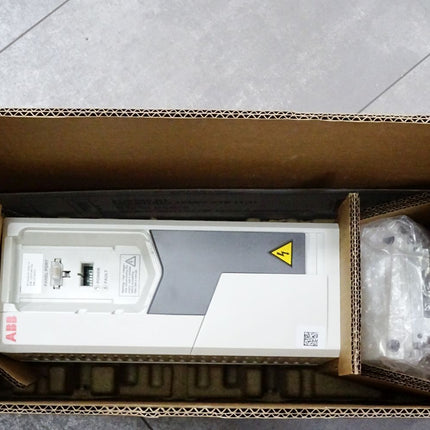 ABB Frequenzumrichter ACS580-01-05A7-4 + 0J400 2.2kW / Neu - Maranos.de