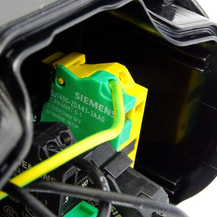 Siemens Schlüsselschalter mit Gehäuse 3SU1801-0AA00-0AB1 + 3SU1400-2AA10-3BA0 + 3SU1400-2DA43-3AA0 - Maranos.de