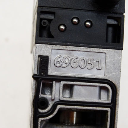 Festo Magnetventil 696051 VSVA-B-T32H-AZD-A1-1T2L-SA - Maranos.de