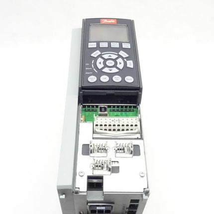 Danfoss VLT FC-102P2K2T4E20H1TGXXXXSXXXXALBXCXXXXD0 HVAC Drive 134F4525 neu-OVP - Maranos.de