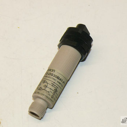 NEU-OVP Omron E3F2-DS30B41-P1 Reflexions-Lichttaster Sensor 10-30VDC - Maranos.de