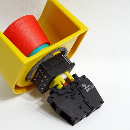 Siemens NOT-HALT-Pilzdrucktaster mit Schutzkragen und 3SB3400-0E / Unbenutzt