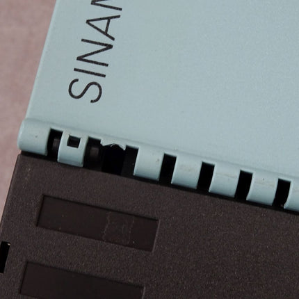 Siemens Sinamics Single Motor 200A 6SL3120-1TE32-0AA4 Frontklappe beschädigt - Maranos.de