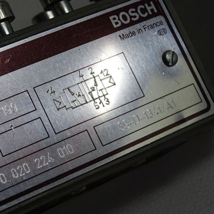 Bosch Wegeventil 0820224010 / Unbenutzt mit Lagerspuren