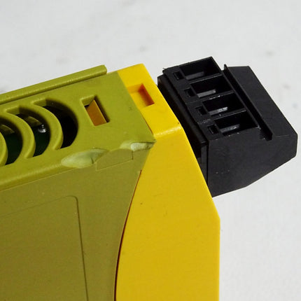 Pilz 773520 PNOZ mo2p 2n/o PNOZmulti - Gehäuse leicht beschädigt