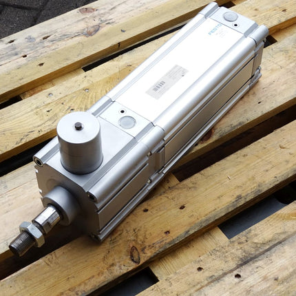 Festo Normzylinder DNC-125-200-PPV-KP 163494 / Unbenutzt mit Lagerspuren - Maranos.de