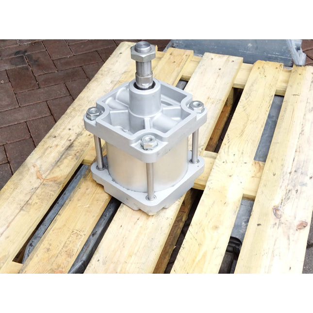 Festo Normzylinder DNG-200-50-PPV-A 33025 / Unbenutzt mit Lagerspuren