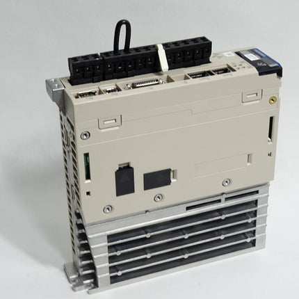 Yaskawa Servopack SGD7S-2R8AQ0A000F51 2.8A 400W - Maranos.de