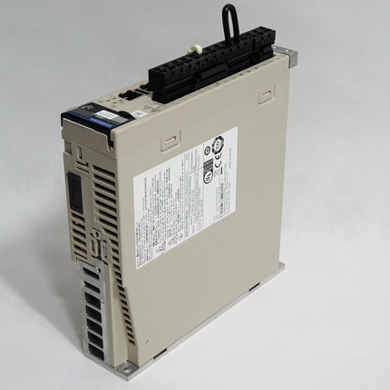 Yaskawa Servopack SGD7S-2R8AQ0A000F51 2.8A 400W - Maranos.de