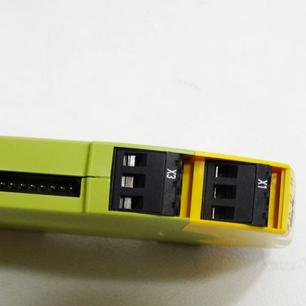 Pilz 750107 PNOZ s7 24VDC 4 n/o 1 n/c / Neuwertig ohne Abschlusswiderstand