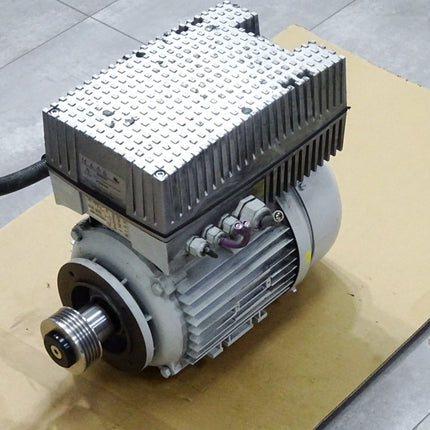 Lenze 8200 motec E82MV552-4B001 4A37 13346321 5.5kW + MDEMA112-22B 4kW 1435r/min