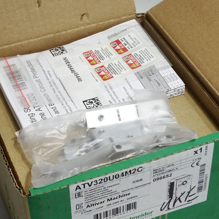 Schneider Electric Frequenzumrichter Altivar 320 ATV320U04M2C 0.37kW / Neu OVP
