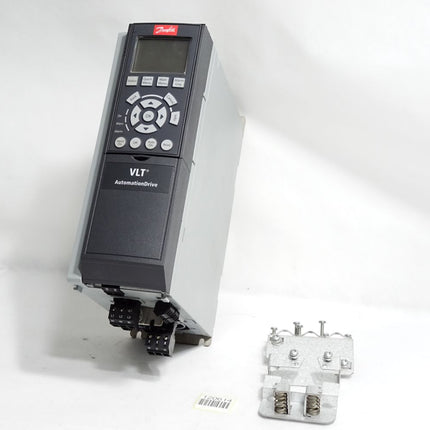 Danfoss VLT 131B0464 2.2kW FC-302P2K2T5E20H1 Neuwertig Gehäuse leicht beschädigt