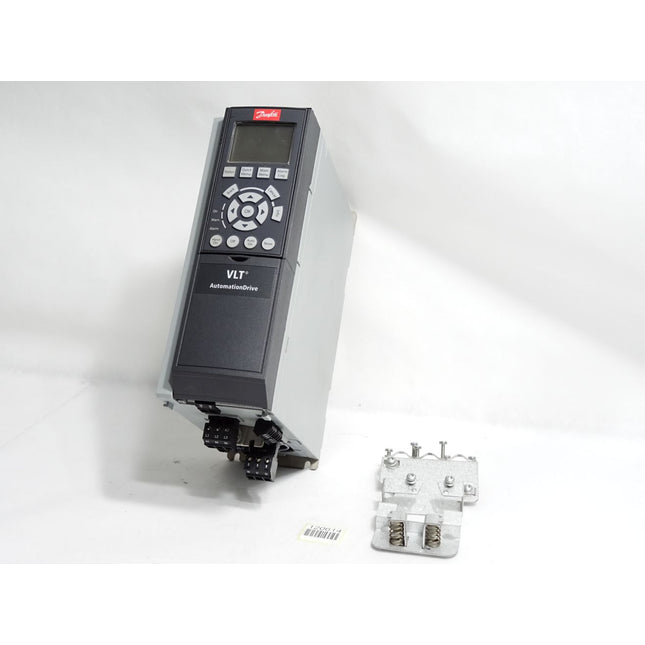 Danfoss VLT 131B0464 2.2kW FC-302P2K2T5E20H1 Neuwertig Gehäuse leicht beschädigt