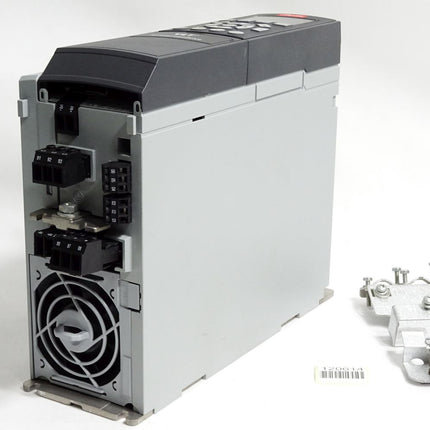 Danfoss VLT 131B0464 2.2kW FC-302P2K2T5E20H1 Neuwertig Gehäuse leicht beschädigt
