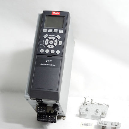 Danfoss VLT 131B0464 2.2kW FC-302P2K2T5E20H1 Neuwertig Gehäuse leicht beschädigt