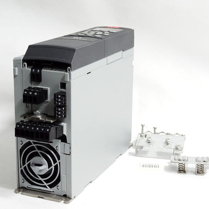 Danfoss VLT 131B0464 2.2kW FC-302P2K2T5E20H1 Neuwertig Gehäuse leicht beschädigt