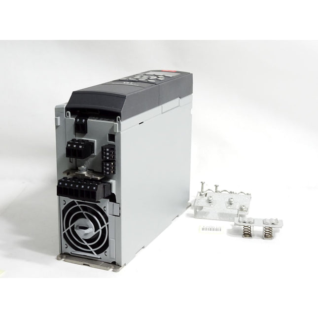 Danfoss VLT 131B0464 2.2kW FC-302P2K2T5E20H1 Neuwertig Gehäuse leicht beschädigt