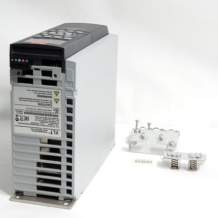 Danfoss VLT 131B0464 2.2kW FC-302P2K2T5E20H1 Neuwertig Gehäuse leicht beschädigt