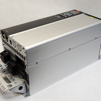 Danfoss VLT AutomationDrive Frequenzumrichter 131F0431 FC-302P18KT5E20H1 18.5kW - Maranos.de